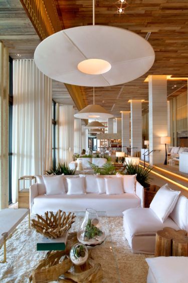 Lobby de hotel diseñado con elegancia - Ejemplo de interiorismo hotelero que mejora la primera impresión de los huéspedes.