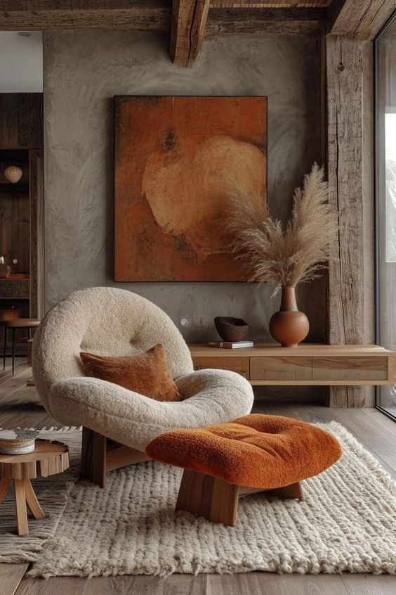 Sillón de diseño rústico con textiles en tonos cálidos y decoración de madera.