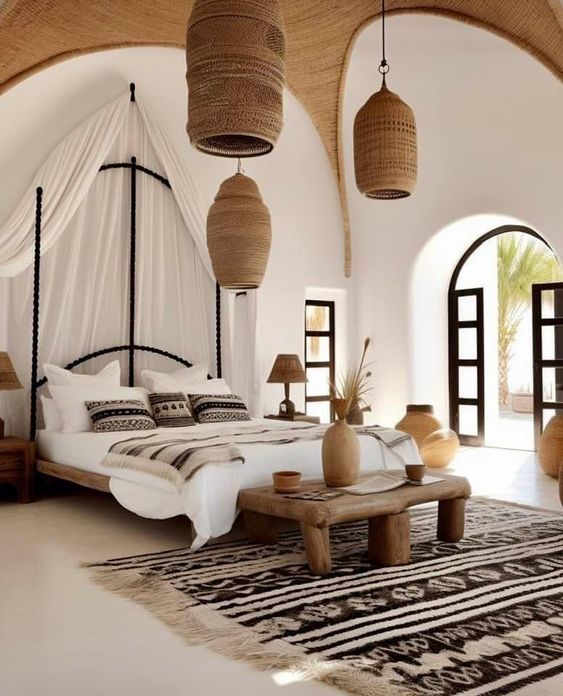 Dormitorio decorado con materiales naturales y estilo boho.