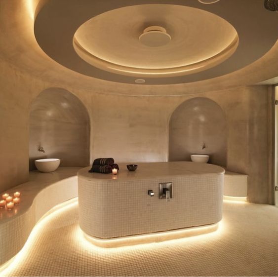 Spa con diseño orgánico e iluminación ambiental cálida.