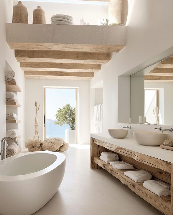 Baño mediterráneo con detalles de madera y vista al mar.